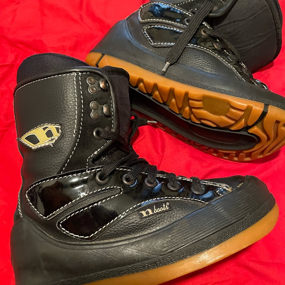 Vintage 90’s size 6 snowboard N Boots